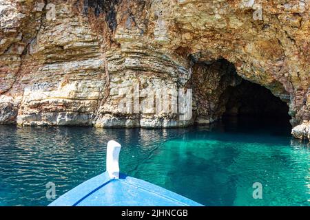 Excursion en bateau vers les célèbres grottes de la plage de Votsi sur l'île d'Alonnisos. Formation géologique unique et paysage rocheux à Sporades, Grèce Banque D'Images