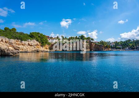 Excursion en bateau vers les célèbres grottes de la plage de Votsi sur l'île d'Alonnisos. Formation géologique unique et paysage rocheux à Sporades, Grèce Banque D'Images