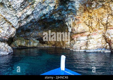 Excursion en bateau vers les célèbres grottes de la plage de Votsi sur l'île d'Alonnisos. Formation géologique unique et paysage rocheux à Sporades, Grèce Banque D'Images