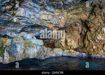 Excursion en bateau vers les célèbres grottes de la plage de Votsi sur l'île d'Alonnisos. Formation géologique unique et paysage rocheux à Sporades, Grèce Banque D'Images