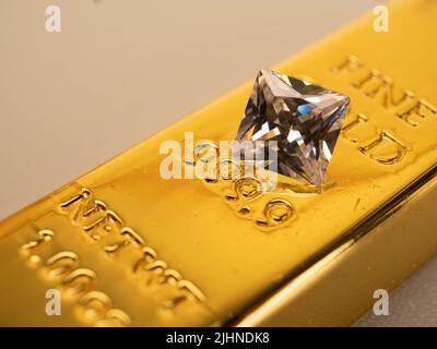 Gros plan d'un diamant brut sur une barre d'or fine de 999 Banque D'Images