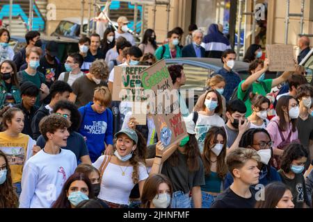 Milan, Italie. 28th octobre 2021. A 1 octobre 2021 à l'occasion de la CdP de la Jeunesse et de la CdP 26 pré, jusqu'à 50 000 personnes se sont jointes à un vendredi pour la future grève scolaire à Milan, Italie. Ils ont protesté de faire passer un message clair pour la protection du climat et de l'environnement, pour l'Accord de Paris et l'objectif à 1,5 degrés, et de faire pression sur les politiciens. (Photo par Alexander Pohl/Sipa USA) crédit: SIPA USA/Alay Live News Banque D'Images