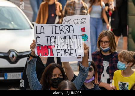 Milan, Italie. 28th octobre 2021. A 1 octobre 2021 à l'occasion de la CdP de la Jeunesse et de la CdP 26 pré, jusqu'à 50 000 personnes se sont jointes à un vendredi pour la future grève scolaire à Milan, Italie. Ils ont protesté de faire passer un message clair pour la protection du climat et de l'environnement, pour l'Accord de Paris et l'objectif à 1,5 degrés, et de faire pression sur les politiciens. (Photo par Alexander Pohl/Sipa USA) crédit: SIPA USA/Alay Live News Banque D'Images