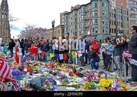 BOSTON - APR 20 : les gens se sont déversés sur le monument situé sur Boylston Street à Boston, aux États-Unis, sur 20 avril 2013. Plus de 23300 coureurs participent à Marathon. Banque D'Images