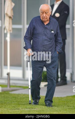 A CORUÑA, ESPAGNE - Amancio Ortega avec une béquille participe à la compétition de saut à cheval CSI Casas Novas sur 15 juillet 2022 à A Coruña, Espagne Banque D'Images