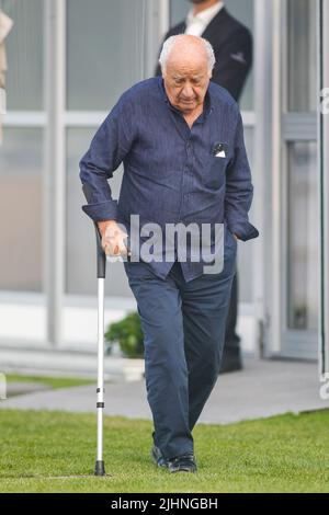 A CORUÑA, ESPAGNE - Amancio Ortega avec une béquille participe à la compétition de saut à cheval CSI Casas Novas sur 15 juillet 2022 à A Coruña, Espagne Banque D'Images