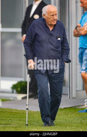 A CORUÑA, ESPAGNE - Amancio Ortega avec une béquille participe à la compétition de saut à cheval CSI Casas Novas sur 15 juillet 2022 à A Coruña, Espagne Banque D'Images