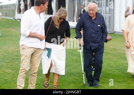 A CORUÑA, ESPAGNE - Amancio Ortega avec une béquille participe à la compétition de saut à cheval CSI Casas Novas sur 15 juillet 2022 à A Coruña, Espagne Banque D'Images