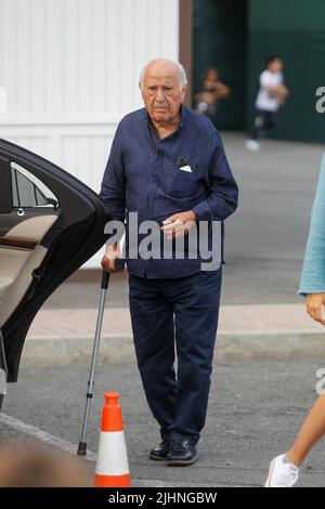 A CORUÑA, ESPAGNE - Amancio Ortega avec une béquille participe à la compétition de saut à cheval CSI Casas Novas sur 15 juillet 2022 à A Coruña, Espagne Banque D'Images