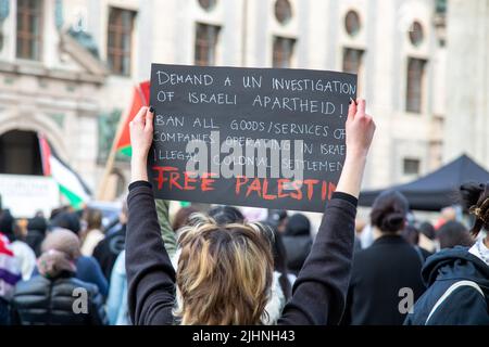 Aktivistin hält Schild mit der Aufschrift: ' Forderung nach einer un Untersuchung der apartheid en Israël! Verbot aller Waren und Dienstleistungen aus Israels illegalen Kolonialsiedlungen/Free Palestine '. Env. 600 Menschen versammelten sich am 20.5.2021 in München, UM ihre Solidarität mit den Menschen in Gaza, Ost Jerusalem, den besetzten Gebieten und dem Westjordanland zu zeigen. - les activistes tient un signe de lecture: ' demander une enquête de l'ONU sur l'apartheid israélien! Interdire tous les biens/services des entreprises opérant dans LES droits coloniaux illégaux d'Israël/Palestine libre ». Environ 600 personnes se rassemblent Banque D'Images