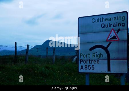 Vue usuelle avec un panneau routier et le Quiraing, île de skye Banque D'Images