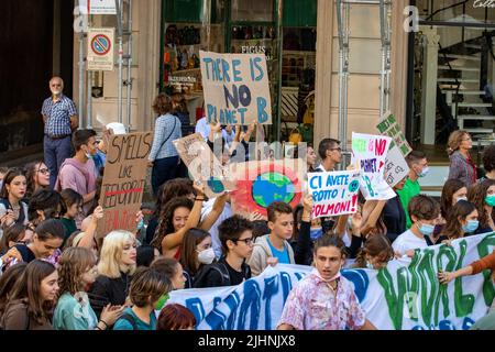 Milan, Italie. 28th octobre 2021. A 1 octobre 2021 à l'occasion de la CdP de la Jeunesse et de la CdP 26 pré, jusqu'à 50 000 personnes se sont jointes à un vendredi pour la future grève scolaire à Milan, Italie. Ils ont protesté de faire passer un message clair pour la protection du climat et de l'environnement, pour l'Accord de Paris et l'objectif à 1,5 degrés, et de faire pression sur les politiciens. (Photo par Alexander Pohl/Sipa USA) crédit: SIPA USA/Alay Live News Banque D'Images