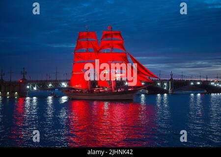 SAINT-PÉTERSBOURG, RUSSIE - LE 24 JUIN 2018 : un navire avec des voiles scarlet près du pont de la Trinité, dans une nuit nuageuse de juin. Holiday 'Scarlet Sails' à St. PET Banque D'Images