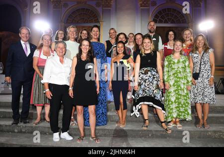 19 juillet 2022, Bavière, Oberschleißheim: L'équipe de Sternstunden se présente avec le Président du Parlement d'Etat bavarois Ilse Aigner (9th de gauche) à la réception estivale du Parlement d'Etat bavarois à Schloss Schleißheim photo: Felix Hörhager/dpa Banque D'Images