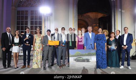 19 juillet 2022, Bavière, Oberschleißheim : les gagnants du tirage au sort de Sternstunden avec le Président du Parlement d'Etat bavarois Ilse Aigner (13th de gauche) lors de la réception d'été du Parlement d'Etat bavarois au château de Schleißheim. Photo: Felix Hörhager/dpa Banque D'Images