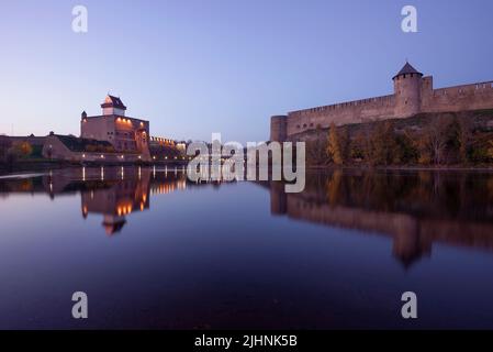 Soirée calme d'octobre sur la rivière frontalière de Narva. Frontière entre l'Estonie et la Russie Banque D'Images