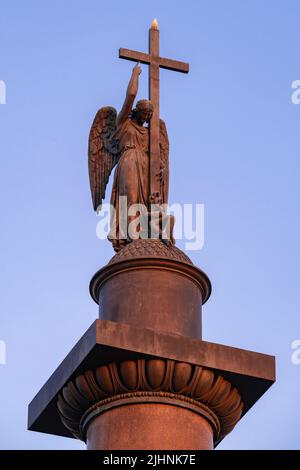 Sculpture de l'ange sur le dessus de la colonne Alexandre (1834) gros plan le soir de juillet. Saint-Pétersbourg, Russie Banque D'Images