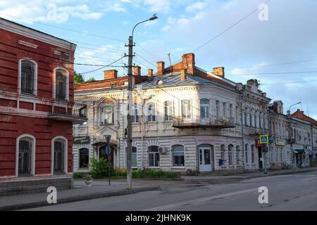 VYSHNY VOLOCHEK, RUSSIE - 15 JUILLET 2022 : un coin de la vieille ville provinciale le matin ensoleillé de juillet Banque D'Images