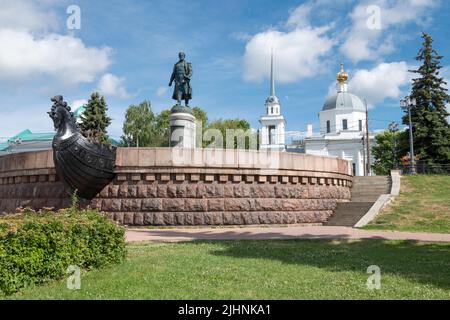 TVER, RUSSIE - 15 JUILLET 2022 : au monument du voyageur russe Afanasy Nikitin le jour de juillet Banque D'Images