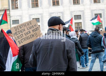 Mann hält Schild: ' Deutsche Medien lügen/Lasst euch nicht betrügen! ' env. 600 Menschen versammelten sich am 20.5.2021 in München, UM ihre Solidarität mit den Menschen in Gaza, Ost Jerusalem, den besetzten Gebieten und dem Westjordanland zu zeigen. - l'homme tient le signe de lecture: ' les médias allemands mentent/ne les laissez pas tricher sur vous '. Environ 600 personnes se sont rassemblées le 20 mai 2021 à Munich, en Allemagne, pour montrer leur soutien à la population de Gaza, de Jérusalem-est, des territoires occupés et de Westbank. (Photo par Alexander Pohl/Sipa USA) crédit: SIPA USA/Alay Live News Banque D'Images