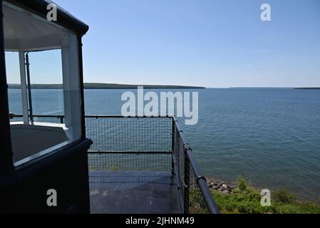 Vue sur les îles Apôtres dans le lac supérieur depuis le haut du phare de l'île de Raspberry. Banque D'Images
