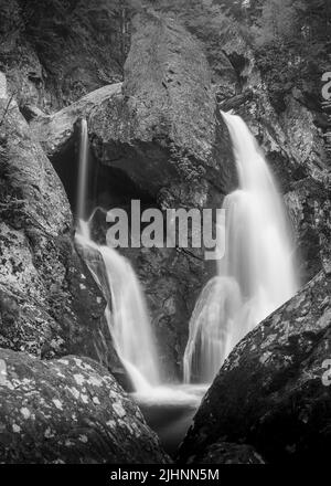 Cascade et rochers en noir et blanc Banque D'Images