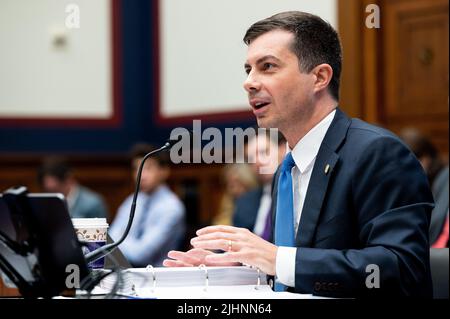 Washington, États-Unis. 19th juillet 2022. Le secrétaire américain aux Transports Pete Buttigieg prend la parole à l'audience du Comité des transports et de l'infrastructure de la Chambre des communes. Crédit : SOPA Images Limited/Alamy Live News Banque D'Images