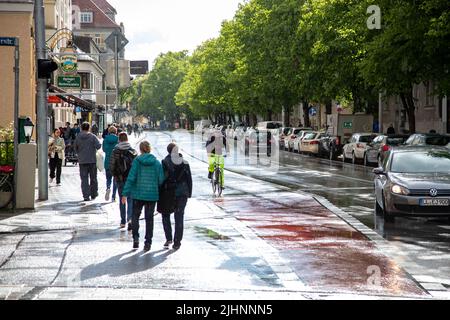 Leben in Neuhausen um den Rotkreuzplatz herum in München am 18.5.2021. Die Inzidenz in München liegt aktuell BEI 53, 83. Sóllte die Inzidenz dauerhaft unter 50 sinken, so werden weitere Lockerungen möglich. - la vie à Neuhausen près de la Rotkreuzplatz à Munich, Allemagne, le 18 mai 2021. L'incidence sur 7 jours à Munich est de 53, 83. Si elle tombe en chute sous 50, d'autres mesures seront assouplies. (Photo par Alexander Pohl/Sipa USA) crédit: SIPA USA/Alay Live News Banque D'Images