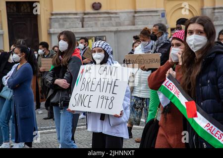 Aktivistin hält Schild mit der Aufschrift: ' Wir können seit 1948 nicht atmen '. Env. 600 Menschen versammelten sich am 20.5.2021 in München, UM ihre Solidarität mit den Menschen in Gaza, Ost Jerusalem, den besetzten Gebieten und dem Westjordanland zu zeigen. - l'activiste tient le signe de lecture: ' nous ne pouvons pas respirer depuis 1948 '. Environ 600 personnes se sont rassemblées le 20 mai 2021 à Munich, en Allemagne, pour montrer leur soutien à la population de Gaza, de Jérusalem-est, des territoires occupés et de Westbank. (Photo par Alexander Pohl/Sipa USA) crédit: SIPA USA/Alay Live News Banque D'Images