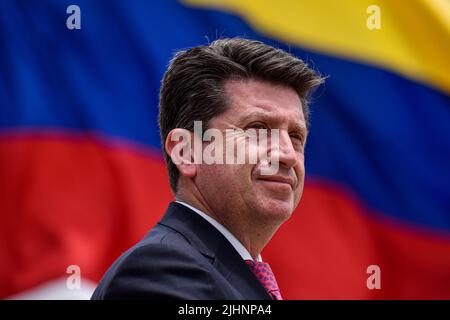 Bogota, Colombie, 19 juillet 2022. Le ministre colombien de la Défense est vu avec le drapeau colombien derrière lors de la cérémonie d'honneur aux familles des militaires tombés dans combat avant le défilé du jour de l'indépendance de la Colombie qui a lieu le 20 juillet, à Bogota, Colombie, 19 juillet 2022. Photo de: Cristian Bayona/long Visual Press Banque D'Images