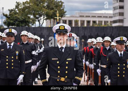 Bogota, Colombie, 19 juillet 2022. Les membres de la marine colombienne se respectent lors de la cérémonie des honneurs aux familles des militaires tombés au combat avant le défilé du jour de l'indépendance de la Colombie qui a lieu le 20 juillet, à Bogota, Colombie, 19 juillet 2022. Photo de: Cristian Bayona/long Visual Press Banque D'Images