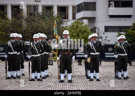 Bogota, Colombie, 19 juillet 2022. La police colombienne respecte les familles des militaires tombés au combat avant le défilé du jour de l'indépendance de la Colombie qui a lieu le 20 juillet à Bogota, Colombie, 19 juillet 2022. Photo de: Cristian Bayona/long Visual Press Banque D'Images