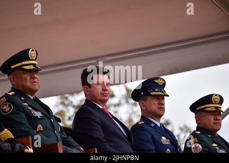 Bogota, Colombie, 19 juillet 2022. Commandant colombien de l'armée des forces armées général Luis Fernando Navarro (à gauche), ministre colombien de la Défense Diego Molano (au centre à gauche), maire général Jorge Leon Gonzalez de l'armée de l'air colombienne (au centre à droite) Et le général de l'armée Carlos Moreno (à droite) lors de la cérémonie des honneurs aux familles des militaires tombés au combat avant le défilé du jour de l'indépendance de la Colombie qui a lieu le 20 juillet, à Bogota, Colombie, 19 juillet 2022. Photo de: Cristian Bayona/long Visual Press Banque D'Images