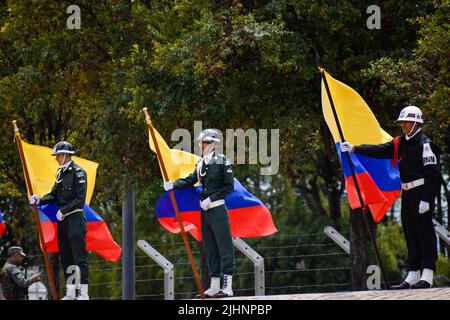 Bogota, Colombie, 19 juillet 2022. Des membres de la police militaire colombienne détiennent des drapeaux colombiens lors de la cérémonie d'honneurs aux familles de militaires tombés dans combat avant le défilé du jour de l'indépendance de la Colombie qui a lieu le 20 juillet, à Bogota, Colombie, 19 juillet 2022. Photo de: Cristian Bayona/long Visual Press Banque D'Images