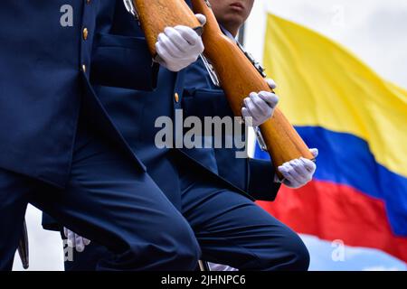 Bogota, Colombie, 19 juillet 2022. Les membres de la Marine colombienne défilent lors de la cérémonie d'honneur aux familles des militaires tombés au combat avant le défilé du jour de l'indépendance de la Colombie qui a lieu le 20 juillet, à Bogota, Colombie, 19 juillet 2022. Photo de: Cristian Bayona/long Visual Press Banque D'Images