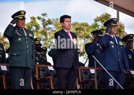 Bogota, Colombie, 19 juillet 2022. Commandant colombien de l'armée des forces armées, le général Luis Fernando Navarro (à gauche), Le ministre colombien de la Défense Diego Molano (Centre) et le maire général Jorge Leon Gonzalez de l'Armée de l'Air colombienne (à droite) lors de la cérémonie des honneurs aux familles des militaires tombés au combat avant le défilé du jour de l'indépendance de la Colombie qui a lieu le 20 juillet, à Bogota, Colombie, 19 juillet, 2022. Photo de: Cristian Bayona/long Visual Press Banque D'Images