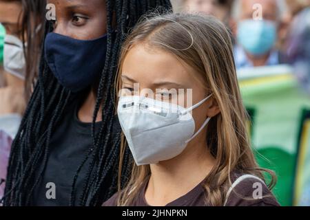 GRETA Thunberg et Vanessa Nakate pendant la grève. A 1 octobre 2021 à l'occasion de la CdP de la Jeunesse et de la CdP 26 pré, jusqu'à 50 000 personnes se sont jointes à un vendredi pour la future grève scolaire à Milan, Italie. Ils ont protesté de faire passer un message clair pour la protection du climat et de l'environnement, pour l'Accord de Paris et l'objectif à 1,5 degrés, et de faire pression sur les politiciens. (Photo par Alexander Pohl/Sipa USA) Banque D'Images