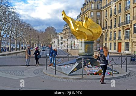 Flamme de la liberté, Pont d'Alma, Paris, France. Le tunnel sous le monument était l'endroit où Lady Diana avait eu un accident de voiture mortel. Mémorial non officiel. Banque D'Images