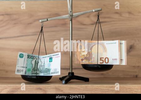 réévaluation du concept du rouble. Défaut de paiement en Russie et renforcement des roubles et de l'euro à la balance. Un rouble lourd est un problème pour t Banque D'Images