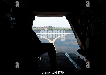 Sergent du corps des Marines des États-Unis Dominick Kirk, chef d'équipage MV-22 Osprey affecté à l'escadron marin de Tiltrotor moyen (VMM) 163, est assis sur la rampe lors de l'atterrissage sur le camp Lemonnier, Djibouti, 13 juillet 2022. Le VMM 163 a été déployé au Camp Lemonnier pour soutenir la Force opérationnelle interarmées combinée - Corne de l'Afrique en fournissant des capacités de récupération du personnel et d'évacuation des victimes des forces américaines dans toute l'Afrique de l'est. (É.-U. Photo de la Force aérienne par le sergent d'état-major. Devin M. Rumbaugh) Banque D'Images