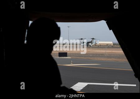 Sergent du corps des Marines des États-Unis Dominick Kirk, chef d'équipage MV-22 Osprey affecté à l'escadron marin de Tiltrotor moyen (VMM) 163, est assis sur la rampe pendant le taxi sur le camp Lemonnier, Djibouti, 13 juillet 2022. Le VMM 163 a été déployé au Camp Lemonnier pour soutenir la Force opérationnelle interarmées combinée - Corne de l'Afrique en fournissant des capacités de récupération du personnel et d'évacuation des victimes des forces américaines dans toute l'Afrique de l'est. (É.-U. Photo de la Force aérienne par le sergent d'état-major. Devin M. Rumbaugh) Banque D'Images