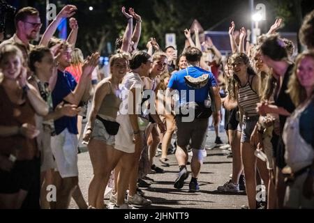 2022-07-20 04:29:58 NIMÈGUE - les marcheurs commenceront sur la route des Marches de quatre jours de Nimègue. Cette année, le jour de Wijchen est le premier jour de marche des quatre jours de marche. Le premier jour normal à travers le Betuwe a été annulé en raison des températures extrêmes. Les Marches de quatre jours ne durent donc pas quatre mais trois jours. ANP ROB ENGELAR pays-bas sortie - belgique sortie Banque D'Images