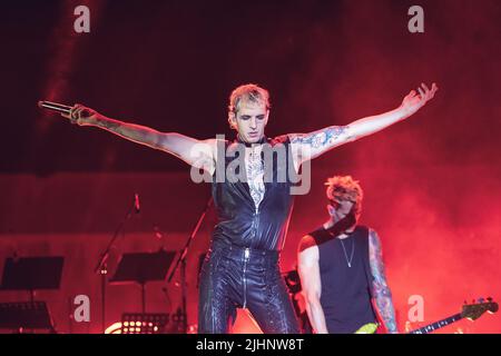 18 juillet 2022, Naples, Italie : Achille Lauro, pseudonyme de Lauro de Marinis est un chanteur-compositeur italien. Connu pour ses œuvres en hip hop, il a participé à l'édition 69th du Festival de Sanremo avec la chanson Rolls Royce. Live à l'Arena Flegrea à Napooli est accompagné de 52 éléments, en plus des 5 membres du groupe, et présentera un tout nouveau spectacle, des arrangements aux costumes, une évolution de tout ce que nous avons vu jusqu'à présent. (Credit image: © Massimo Solimene/Pacific Press via ZUMA Press Wire) Banque D'Images