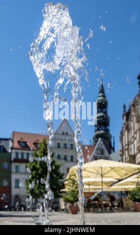 Zwickau, Allemagne. 19th juillet 2022. Bulles d'eau sur un trottoir à la place du marché de Zwickau. En particulier les jours chauds d'été comme le présent, la fonction d'eau fournit un peu de refroidissement et fait viventre la place dans le centre. Les centres-villes de Saxe se réchauffent également pendant les périodes de chaleur prolongées. Dans les villes densément construites, il n'y a pratiquement aucune brise. (À dpa: 'Des villes toujours plus chaudes - les municipalités recherchent des concepts pour la protection thermique') Credit: Hendrik Schmidt/dpa/Alamy Live News Banque D'Images