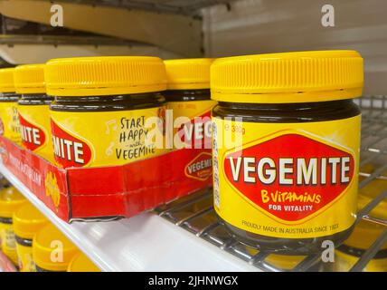 Wollongong, Australie. 08th juillet 2022. Des bocaux de la populaire étendue australienne Vegemite se trouvent sur une étagère dans un supermarché. Vegemite a été développé il y a environ 100 ans, et le premier pot a été vendu en 1923. (À dpa-Korr '100 ans de Végémite - la plus emblématique propagation de l'Australie') Credit: Michelle Ostwald/dpa/Alamy Live News Banque D'Images