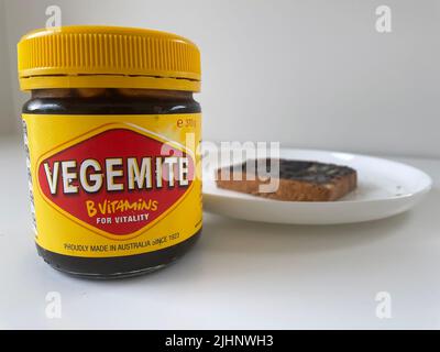 Wollongong, Australie. 08th juillet 2022. Un bocal de la tartiner australienne populaire peut être vu devant une assiette avec un toast Vegemite. Vegemite a été développé il y a environ 100 ans, et le premier pot a été vendu en 1923. (À dpa-Korr '100 ans de Végémite - la plus emblématique propagation de l'Australie') Credit: Michelle Ostwald/dpa/Alamy Live News Banque D'Images