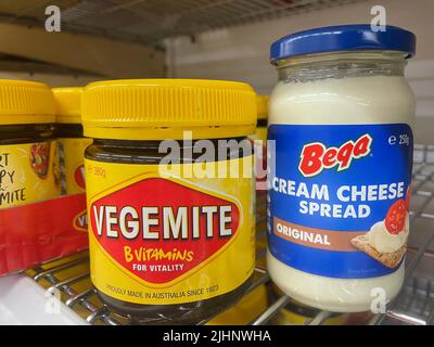 Wollongong, Australie. 08th juillet 2022. Un bocal de la populaire pâte australienne Vegemite se trouve à côté d'un bocal de pâte à tartiner au fromage à la crème de Bega. Vegemite a été développé il y a environ 100 ans, et le premier pot a été vendu en 1923. (À dpa-Korr '100 ans de Végémite - la plus emblématique propagation de l'Australie') Credit: Michelle Ostwald/dpa/Alamy Live News Banque D'Images