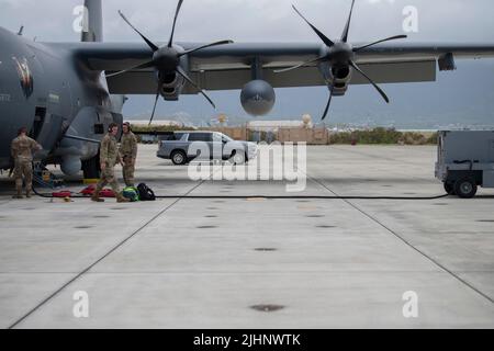 220716-F-KO270-1179 BASE DU CORPS MARITIME HAWAII, Hawaii (16 juillet 2022) des aviateurs de la Force aérienne des États-Unis avec l'escadron des opérations spéciales 4th relient un générateur à un canonnière AC-130J à la base du corps maritime Hawaii, 16 juillet 2022. Vingt-six nations, 38 navires, quatre sous-marins, plus de 170 avions et 25 000 membres du personnel participent au programme RIMPAC de 29 juin au 4 août dans les îles hawaïennes et dans le sud de la Californie. Le plus grand exercice maritime international au monde, RIMPAC offre une occasion unique de formation tout en favorisant et en soutenant les relations de coopération entre les participants Banque D'Images