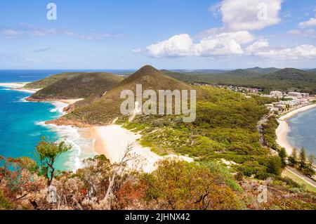 Vue panoramique sur Zenith Beach et Shoal Bay depuis le belvédère de Tomaree Mountain - Shoal Bay, Nouvelle-Galles du Sud, Australie Banque D'Images