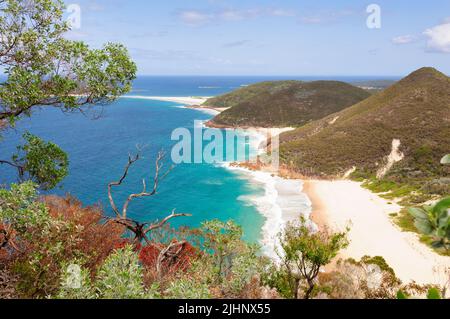 La belle vue depuis le belvédère de Tomaree Mountain est la récompense de la randonnée escarpée - Shoal Bay, Nouvelle-Galles du Sud, Australie Banque D'Images